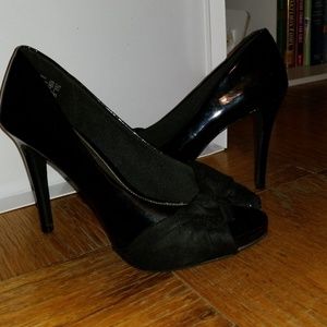 Black Opened Toed Platform Pumps
